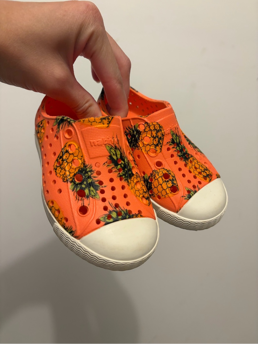 Native Jefferson pineapple shoes 5C